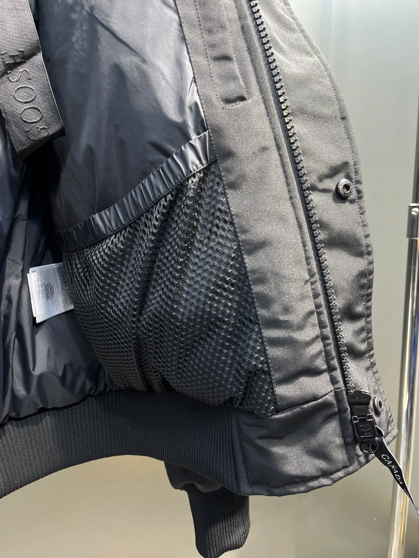 P780 high-end version black (new version of Big Goose 01) Canada Goose Canada Goose #Chilliwack 7999M bomber jacket short down jacket/01 model #Men and Women Same Style# ➖ Genuine synchronous anti-counterfeiting chip sensor! ➖ Imported 21S polyester-cotton blended original fabric [last year’s 16S/18S hard fabrics have been completely eliminated, this year all use 21S genuine synchronous fabrics, the soft mid-strap feels delicate and textured], genuine synchronous Feather-Light 10D waterproof coating fabric, made of 84.5 polyester fiber and 15.5 cotton, 100% the best feel in the entire network! ➖ The genuine official website is synchronized with the national standard 80 white duck down, you can check the official website customer service, there will never be a series of misleading claims such as 90 down or goose down! ➖ Using the best nylon lining with double double-layer sealing design, velvet-proof No. 7 needle + grid-filled down ready-made garments, there is 100% no so-called velvet running! ➖ The cuffs are designed with thickened seamless threads, and the collar and pockets are lined with top-quality polar fleece to keep you warm and comfortable! ➖ Yoshida YKK provides original custom-made electroplated sliders. YKK two-way lockable zippers are tight and smooth and will not peel off paint! ➖ 3M composite guarantees that the Velcro is the same as the original, durable, and all accessories and hardware are custom-made! ➖ Imported BEHRINGER embroidery machine to customize the 10,000-needle embroidery logo, 98% of which can be reproduced to restore the original logo. You can check and compare on the official website! ➖ The fur collars are all made of large pieces of Western Canadian blue wolf hide, ensuring that each fur collar is 13-15cm wide!   Size:XS-XXL